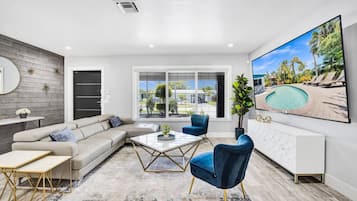 TV connectée, livres, écrans d'ordinateur