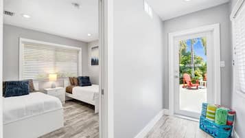 3 soverom, skrivebord, strykejern/-brett og reiseseng for barn