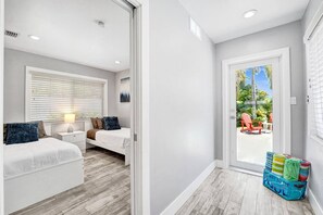 3 habitaciones, escritorio y tabla de planchar con plancha 