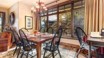 Studio (6 Bedrooms) | Dining