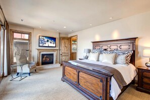 开间 (6 Bedrooms) | 6 多间卧室、羽绒被、笔记本电脑工作区、熨斗/熨衣板