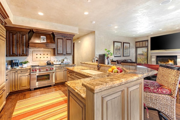 Studio (6 Bedrooms) | Private kitchen | Microwave, oven, dishwasher, coffee/tea maker