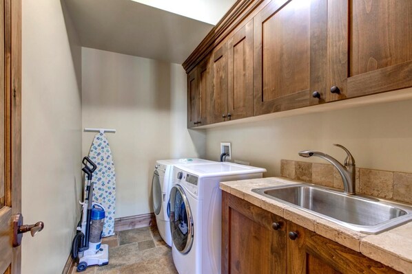 Studio (6 Bedrooms) | Laundry room