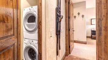Studio (6 Bedrooms) | Laundry room