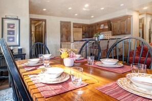 Studio (6 Bedrooms) | Dining