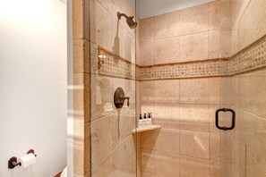 Studio (6 Bedrooms) | Phòng tắm | Buồng tắm vòi sen, đồ dùng nhà tắm được thiết kế riêng, máy sấy tóc