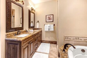 Studio (6 Bedrooms) | Bathroom | Shower, designer toiletries