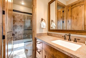 Studio (6 Bedrooms) | Phòng tắm | Buồng tắm vòi sen, đồ dùng nhà tắm được thiết kế riêng 