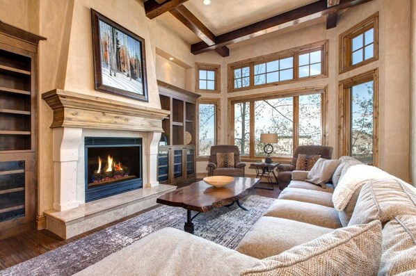 Studio (6 Bedrooms) | Living room | TV, fireplace