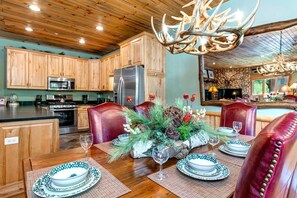 Condo (5 Bedrooms) | Dining