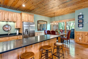Condo (5 Bedrooms) | Private kitchen | Microwave, oven, dishwasher, coffee/tea maker