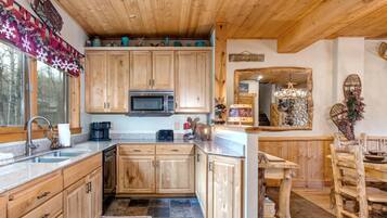 Condo (5 Bedrooms) | Private kitchen | Microwave, oven, dishwasher, coffee/tea maker