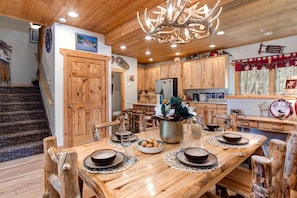 Condo (5 Bedrooms) | Dining