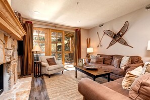 Condo (6 Bedrooms) | Living room | TV