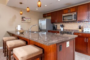 Private kitchen - Honua Kai Konea Collection by KBM - 2 Units on same floor (225/229) (Kaanapali)