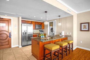 Mikrovågsugn, ugn, diskmaskin och kaffe- och tebryggare