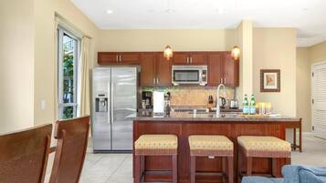 Condo (6 Bedrooms) | Private kitchen | Microwave, oven, dishwasher, coffee/tea maker