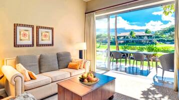 Condo (6 Bedrooms) | Living room | TV