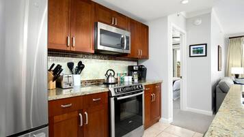 Kondominium (4 Bedrooms) | Dapur pribadi | Microwave, oven, mesin pencuci piring, dan mesin pembuat kopi/teh