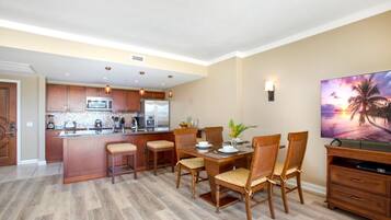 Kondominium (4 Bedrooms) | Tempat makan