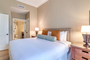 8 عدّة غرف نوم ومساحة عمل للكمبيوتر المحمول ومكواة/لوح كي وملاءات أسرّة