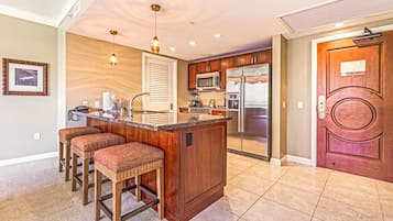 Condo (3 Bedrooms) | Private kitchen | Microwave, oven, dishwasher, coffee/tea maker