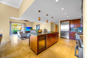 Apartamento (4 Bedrooms) | Cocina privada | Microondas, horno, lavavajillas y cafetera o tetera