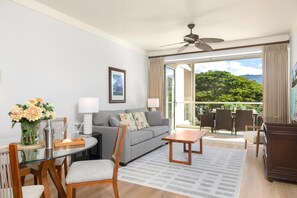 Condo (3 Bedrooms) | Sala de estar | Televisión