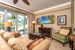 公寓式客房 (3 Bedrooms) | 客厅 | 电视