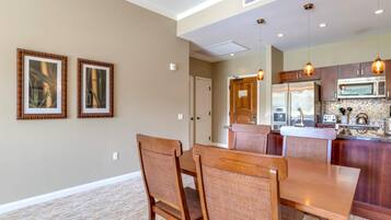Condo (4 Bedrooms) | Dining