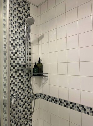 Douche, séchoir à cheveux, serviettes fournies, savon