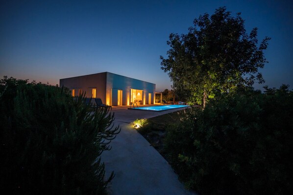 A modern house with a swimming pool, surrounded by greenery. - Sky Dream Oasi Vendicari Noto (Noto)