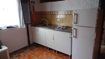 Refrigerador, microondas, parrilla de estufa y cafetera y tetera