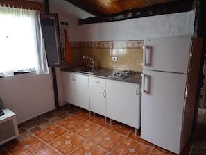 Réfrigérateur, micro-ondes, plaque de cuisson, cafetiÚre/bouilloire
