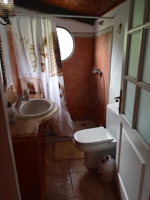 Sèche-cheveux, serviettes fournies