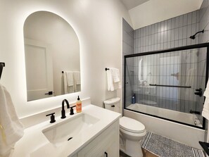 Bañera de hidromasaje, secador de pelo, bidé y toallas