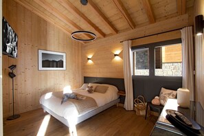 6 bedrooms, travel crib, free WiFi, bed sheets