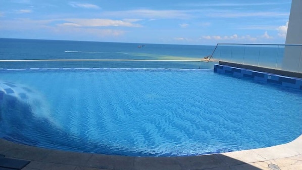 Indoor pool, 2 outdoor pools