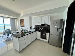 Basic Apartment, 1 Bedroom, Balcony, Beach View | Dapur peribadi | Peti sejuk/penyejuk beku saiz penuh, ketuhar gelombang mikro