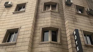 A multi-story hotel building with a prominent 'HOTEL EL KSA' sign. - Hôtel kassar  (Oran)