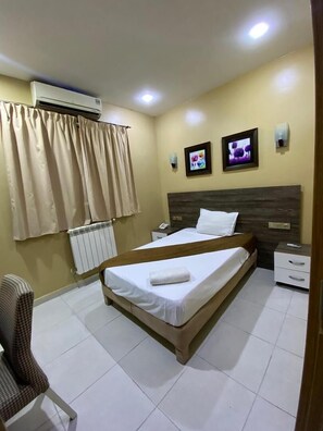 Phòng đơn tiện nghi đơn giản, quang cảnh thành phố | Bàn ủi/dụng cụ ủi quần áo, truy cập Internet không dây miễn phí