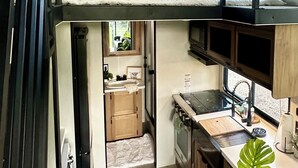 1 bedroom, bed sheets - Modern Tiny Home • Firepit • Near AT&T Stadium (Venus)
