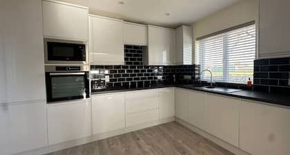 Claregalway Cottage Modern Sleeps 8