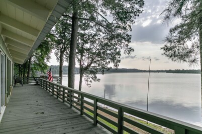 Round Rock Lodge - Retreat Nestled Among The Trees With Stunning Lake Views