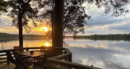 Round Rock Lodge - Retreat Nestled Among The Trees With Stunning Lake Views