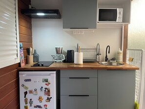 Fridge, microwave, stovetop, coffee/tea maker