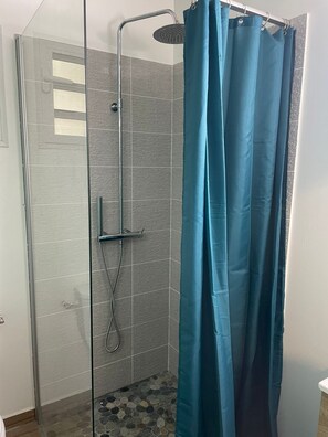 Dusj, håndklær, såpe og toalettpapir