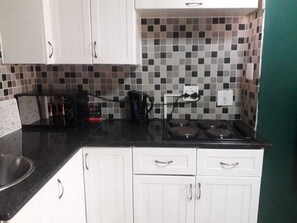 Micro-ondes, plaque de cuisson, bouilloire électrique