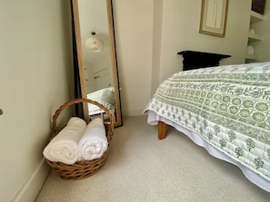 2 bedrooms, iron/ironing board, internet, bed sheets