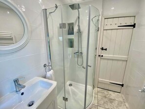 Douche, séchoir à cheveux, shampooing